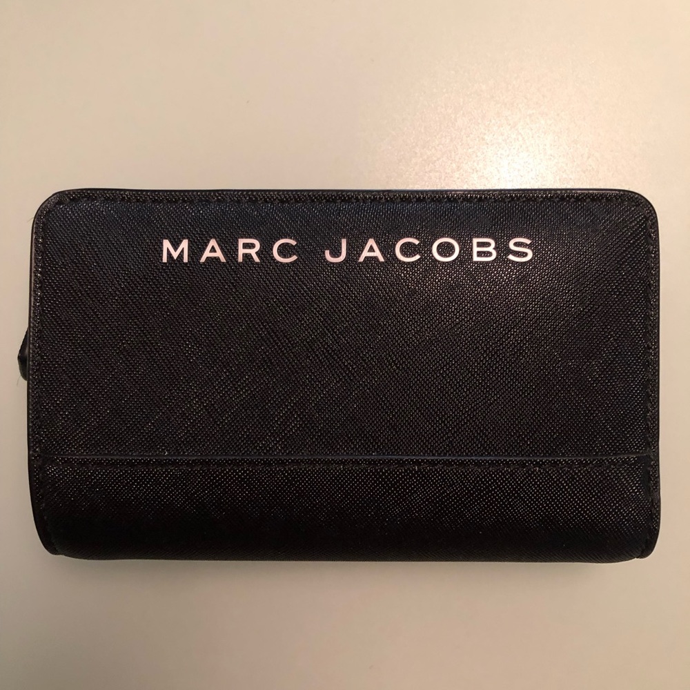 Marc Jacobs Branded Saffiano Compact Wallet